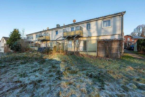 Rückansicht mit Terrassen und Balkonen