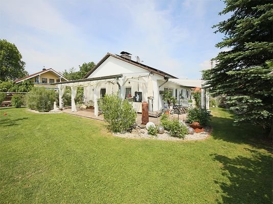 Gemütliche, überdachte Süd-/Westterrasse