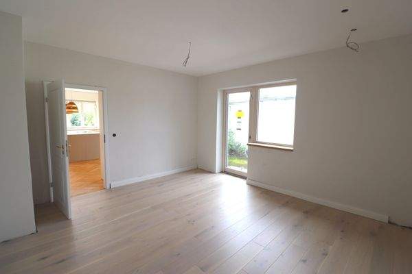 EG Nebenzimmer oder Esszimmer mit Zugang nach außen