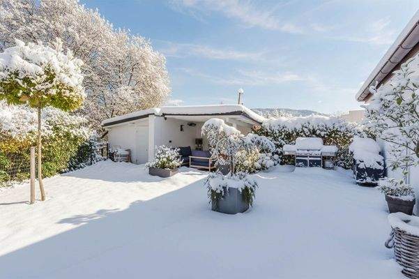 Die großzügige Terrasse bietet viel Raum zum Entspannen