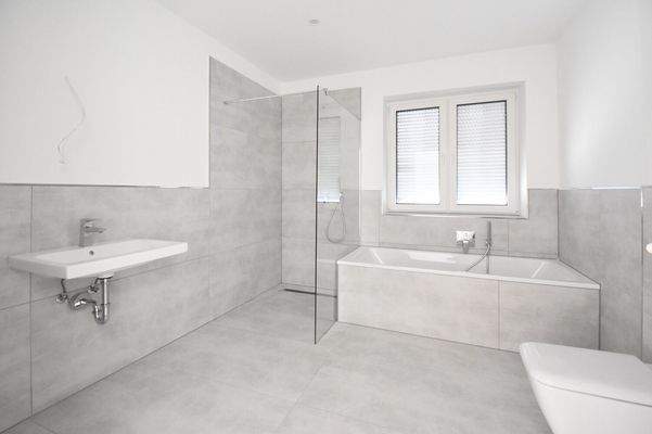 Bad mit Dusche und Badewanne