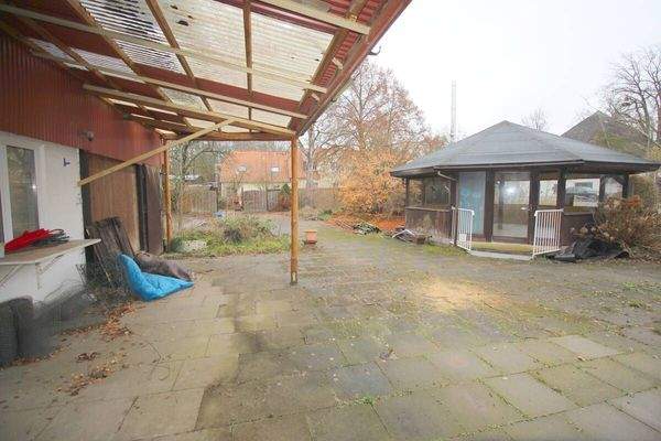 Blick vom überdachten Hauptgebäude rechts auf Pavillon