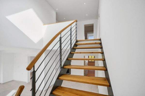 Treppenaufgang zum 2. DG