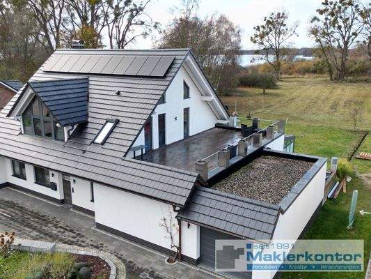 Vorderseite Objekt mit Dachterrasse