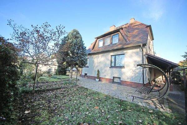 Terrasse und Grundstück