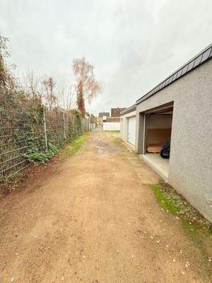 Zufahrt hinter dem Haus zur Garage