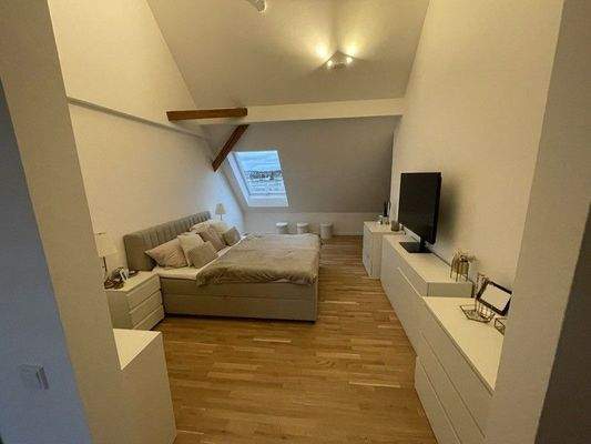 Großzügiges Schlafzimmer im offenen Galeriegeschoss