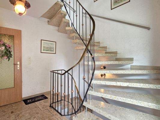 Wertige, elegante Steintreppe