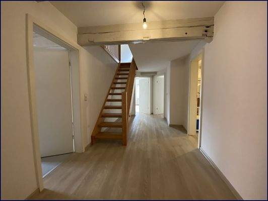 Flurbereich m. Treppenaufgang zum Dachstudio DG-Wohnung