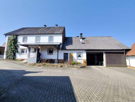 Wohnhaus mit Garagenanbau + Technikraum