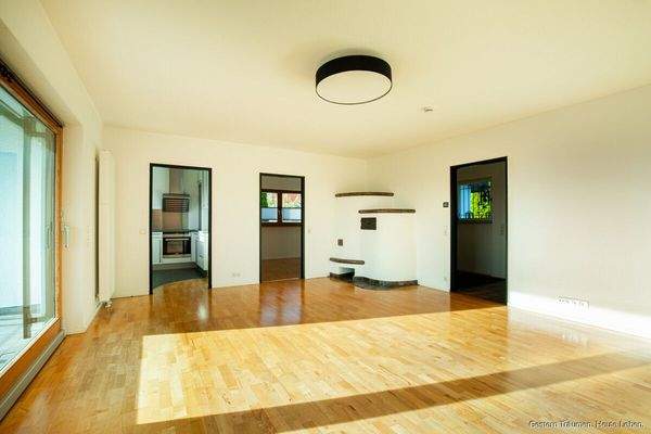 Wohn- und Esszimmer mit Kachelofen