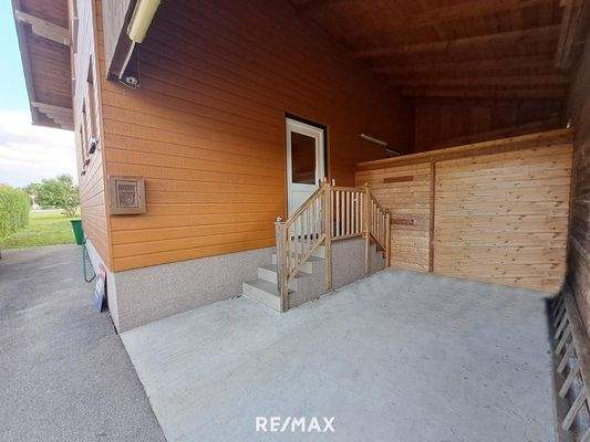 7_Hauseingang mit Carport