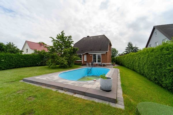 Gartenansicht + Pool