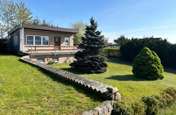 Bungalow mit Terrasse auf gepflegtem Grundstück