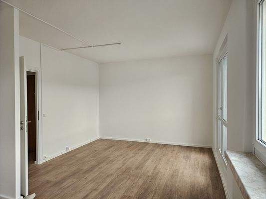 Wohnzimmer mit Balkon.jpg