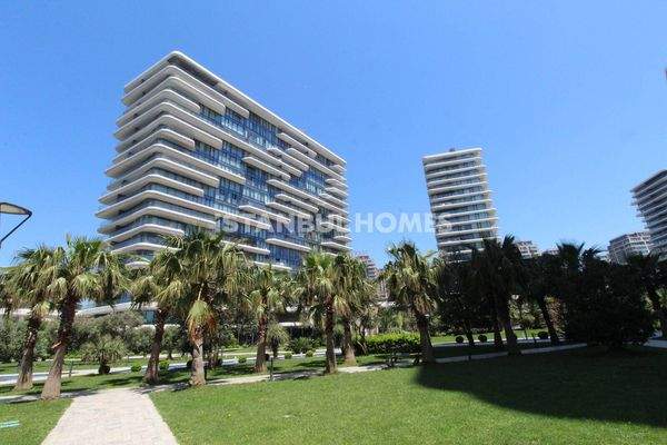 Seafront Flats in a Complex with Pool in Zeytinburnu Istanbul
