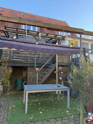 Rückwärtige Ansicht mit Garten-Sitzecke und Balkon.jpeg