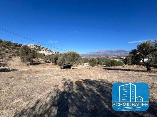 Kreta, Kamilari: Grundstück mit Blick auf das Dorf und die Berge zu verkaufen