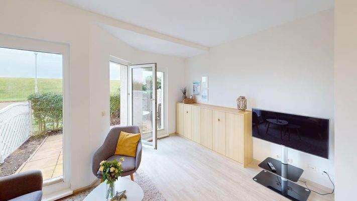 Helles Wohnzimmer mit TV