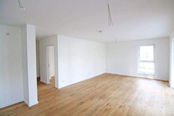 Großes Wohnzimmer mit Terrasse