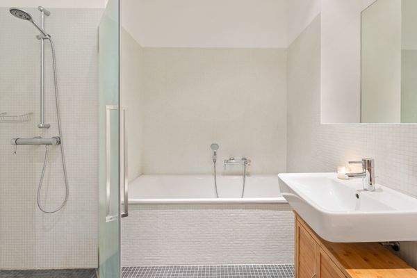 ... mit Wanne und Dusche.