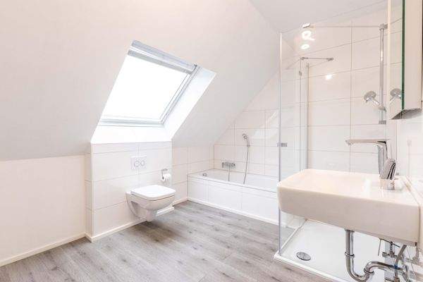 Vollbadezimmer im OG