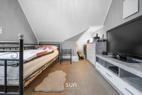 LICHTDURCHFLUTETES KINDERZIMMER