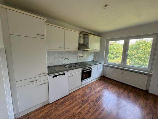 Küche mit Einbauküche im Erdgeschoss