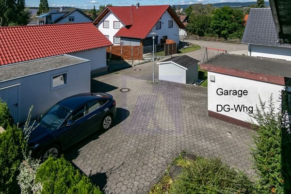 Garage und Stellplätze