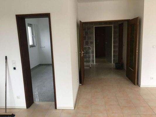 Blick vom WoZi in Flur & Küche