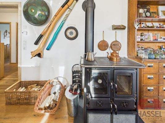 Mit Küchenhexe, Ofen und Herd in einem