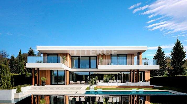 Home with Expansive Outdoor Areas and Infinity Pool in Mijas