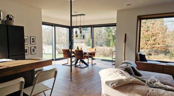 Eleganter Open‑Space‑Bereich mit fließenden Übergängen