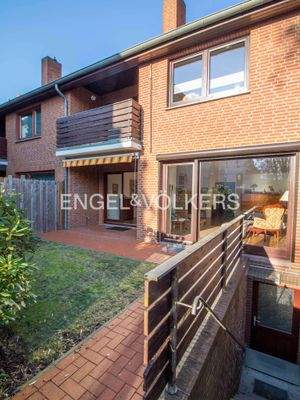 Gartenansicht mit Kellerabgang