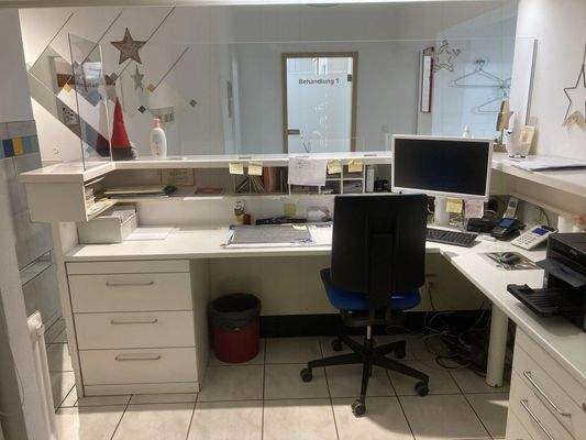 Empfangstheke, Rückseite