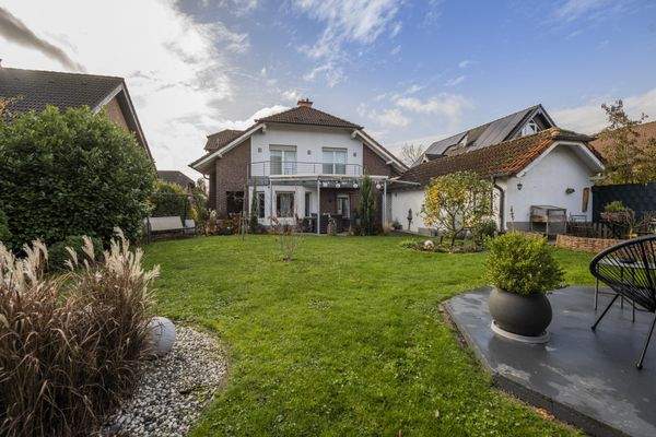 Sicht aus dem Garten aufs Haus