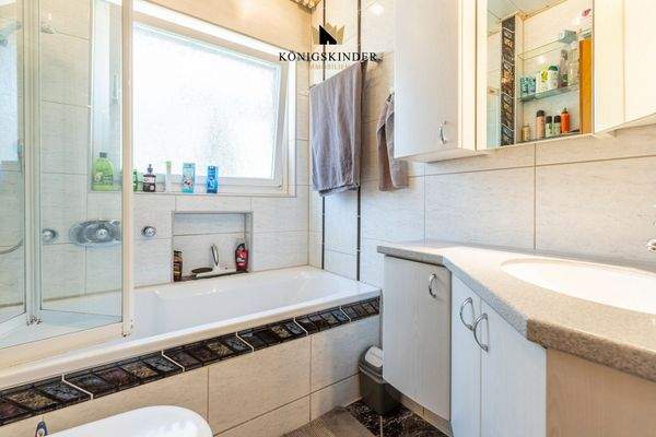 Tageslichtbad mit WC und WB (EG)