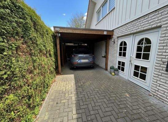 Carport und Einfahrt