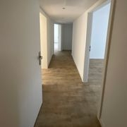 Langer Flur mit Türen