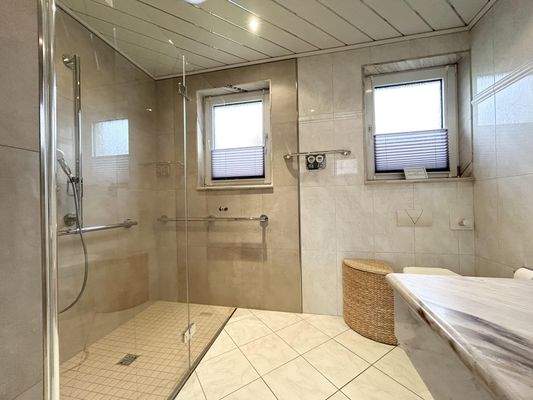 Tageslichtbad mit Dusche