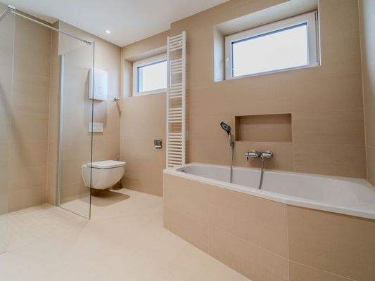 Bad mit Badewanne Dachgeschoss