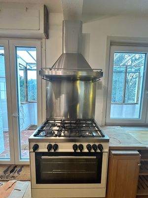 Küche mit großem Gasherd