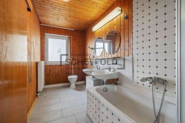 Bad Wohnung EG links