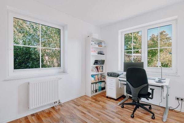 lichtdurchutetes Zimmer im Erdgeschoss