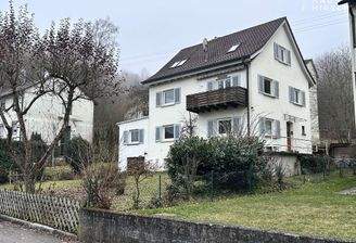 Front, von der ruhigen Seitenstraße aus