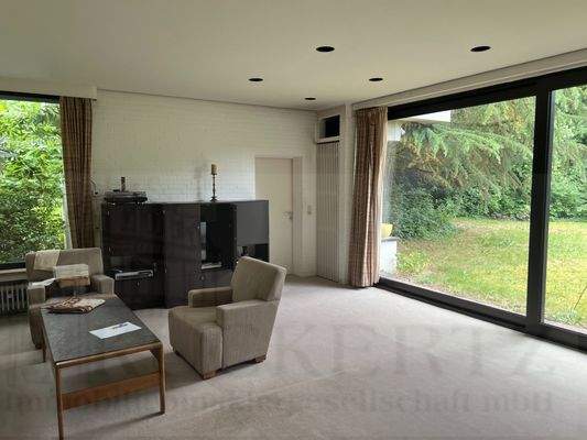 Wohnzimmer mit Blick in den wunderbaren Garten