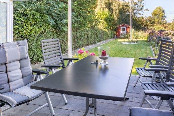 überdachte Terrasse mit Blick in den Garten