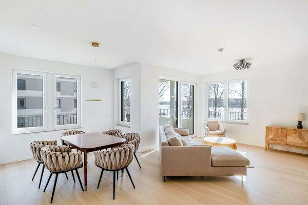 Wohnzimmer mit Zugang zum Balkon