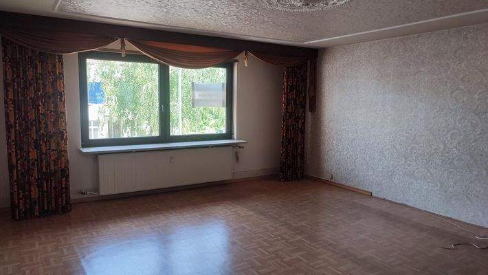 Wohnzimmer mit Blick zur Straße OG.jpg