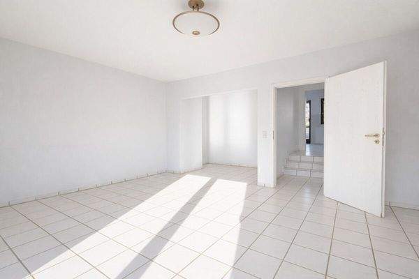 Wohnzimmer mit Süd-Balkon